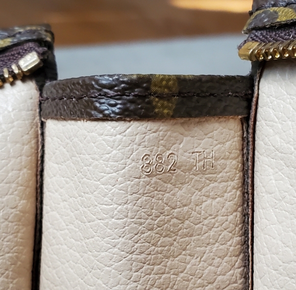 LOUIS VUITTON TOILETRY 26 COSMETIC BAG - Picture 16 of 16